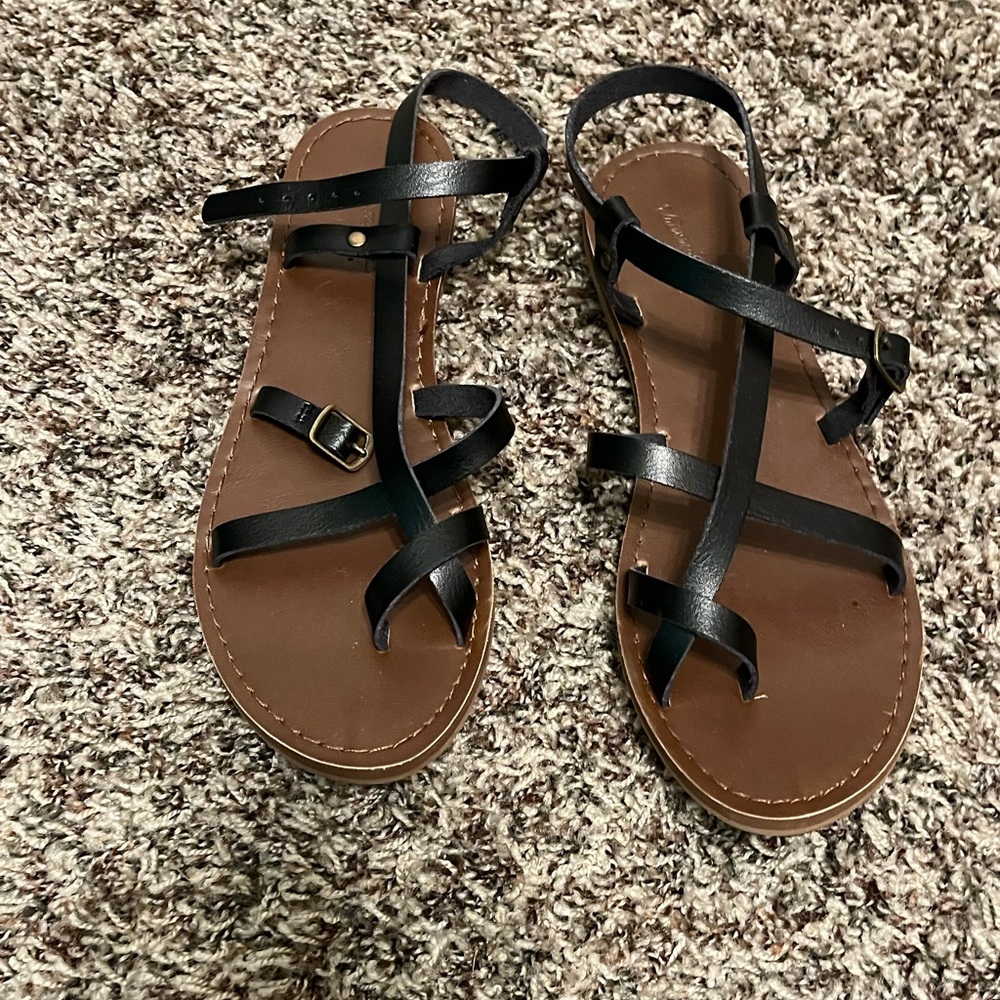 Youth girls size 6 black gladiator sandals EUC.